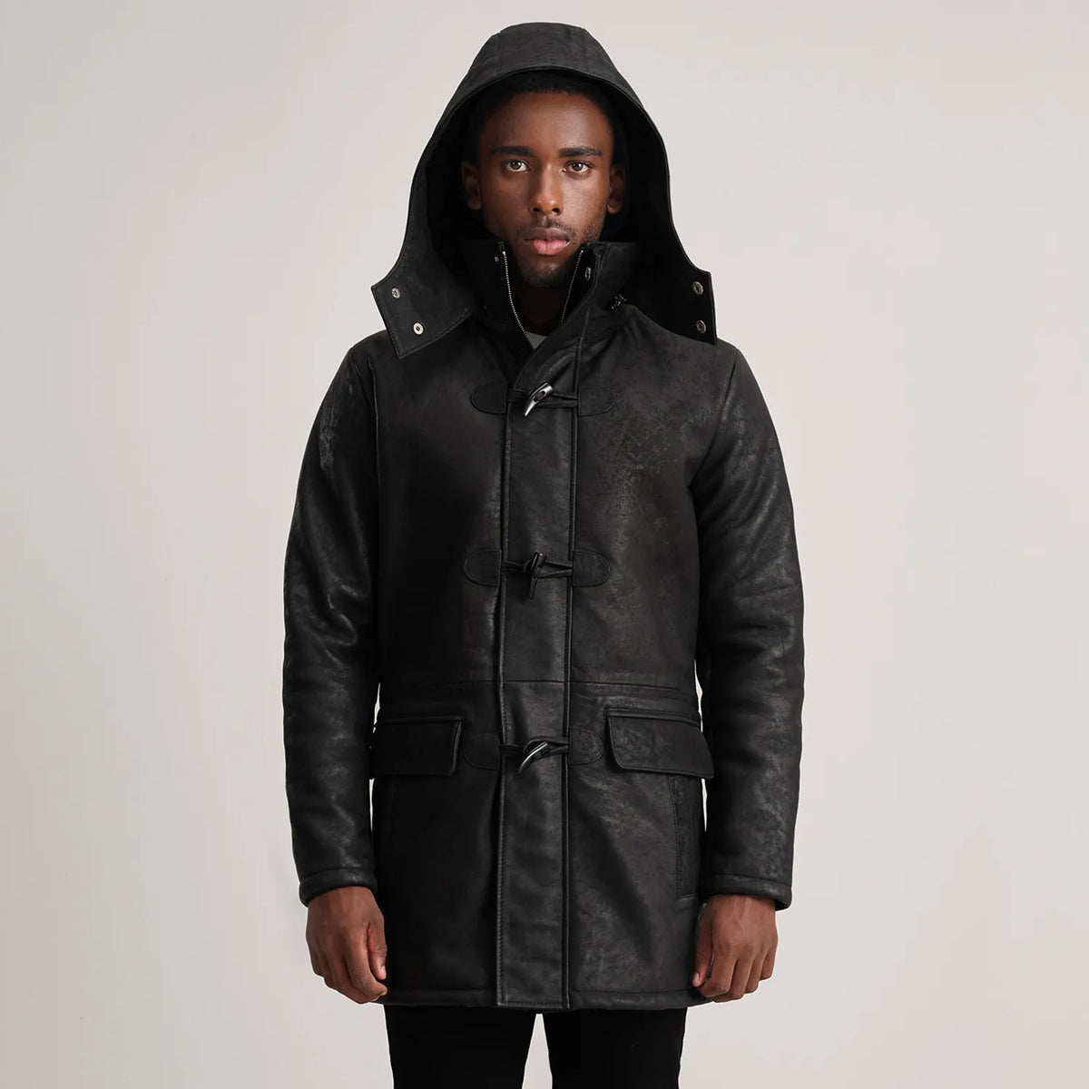 
Közeli részlet of Band collar & Zipper with Toggle button Hardware on Nolan Black Snuffed Leather Duffle Coat