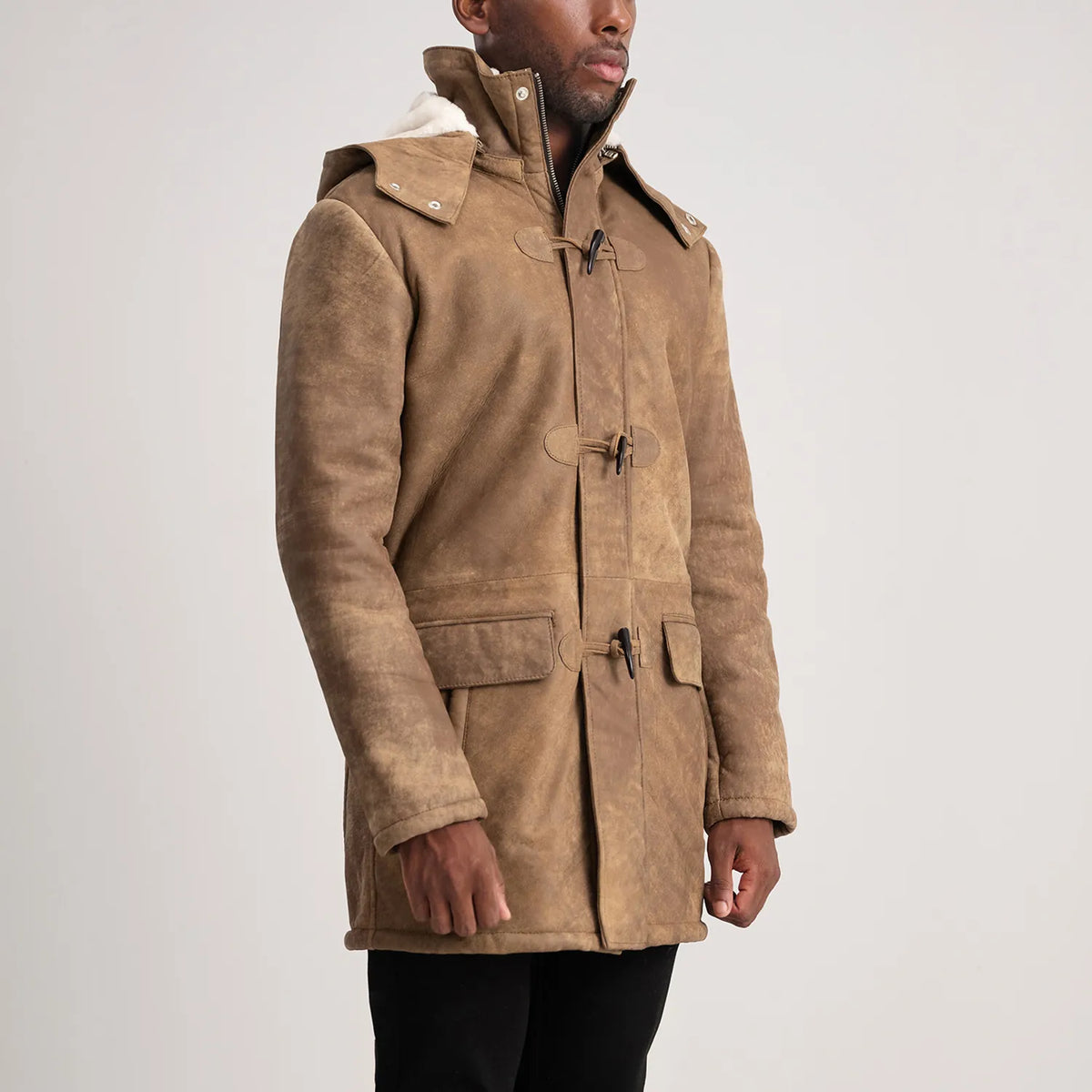 
Viselési perspektíva:  Nolan Black Snuffed Leather Duffle Coat modellen természetes nappali fényben