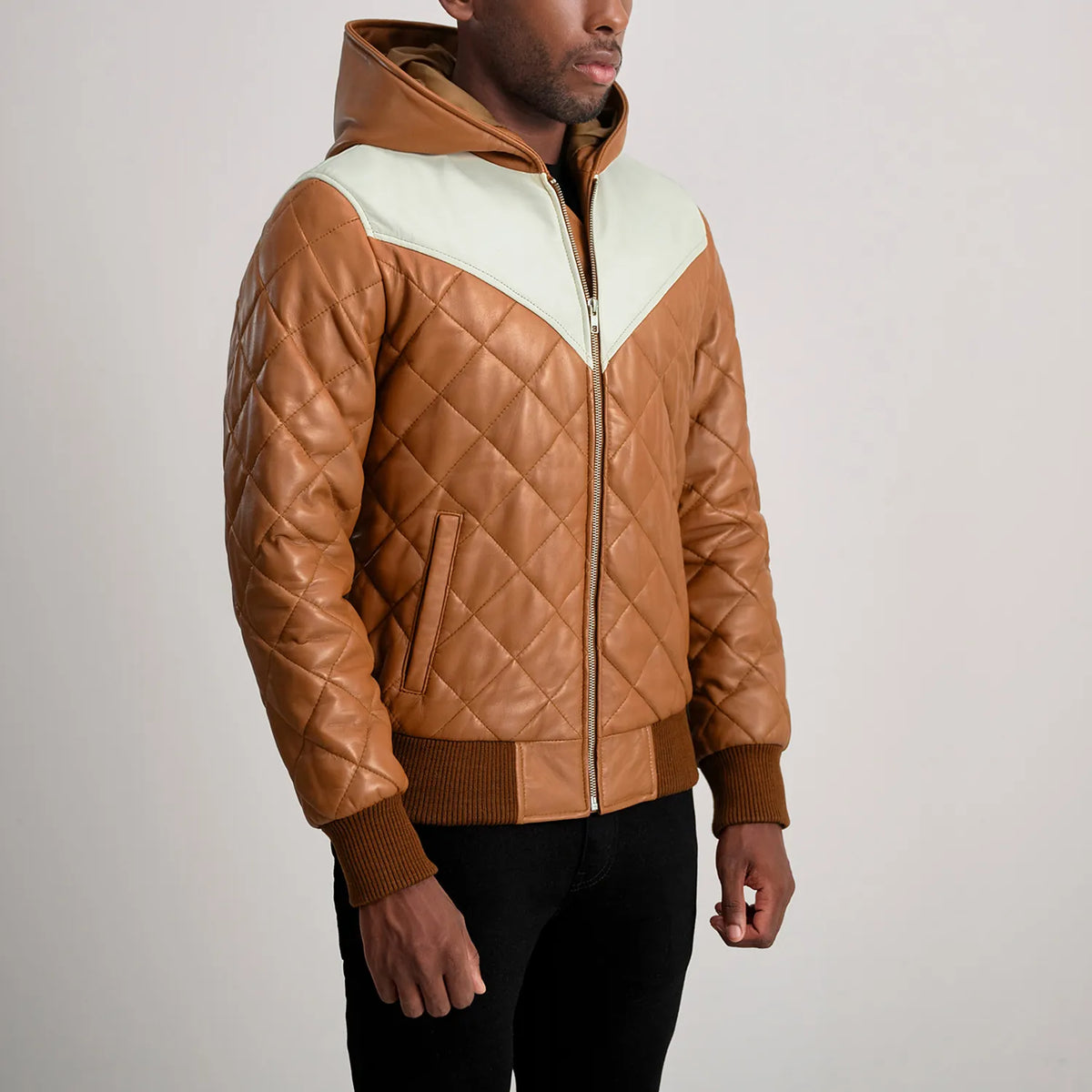 
Viselési perspektíva:  Norman Tan Hooded Bomber Leather Puffer Jacket modellen természetes nappali fényben