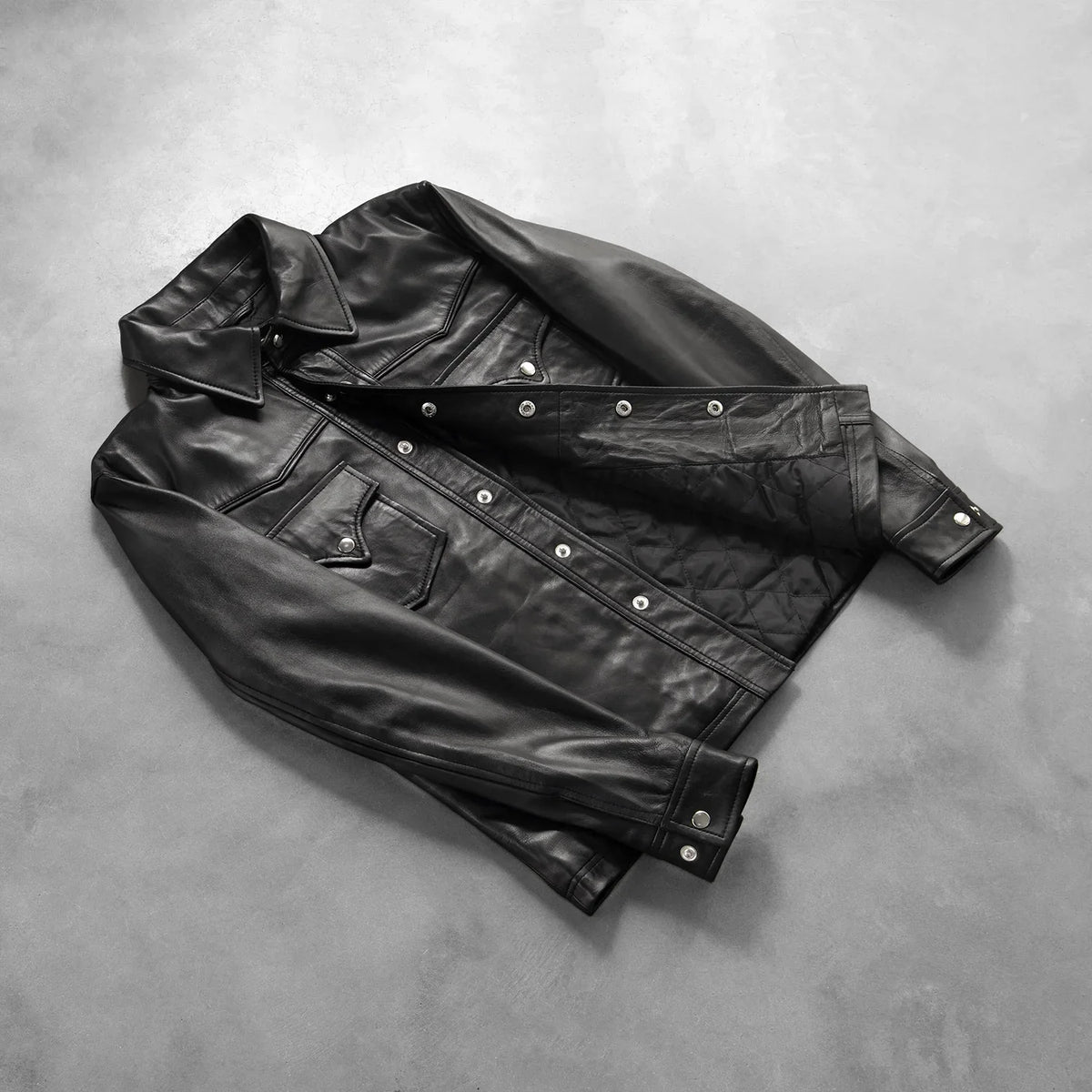 
Button & Hem Craftsmanship Construction Detail on Ranchson Fekete Leather Shirt Férfi