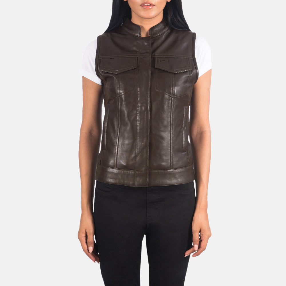 
Közeli részlet of Band & Zipper with Button Flap Hardware on Rayne Moto Barna Bőrmellény Női