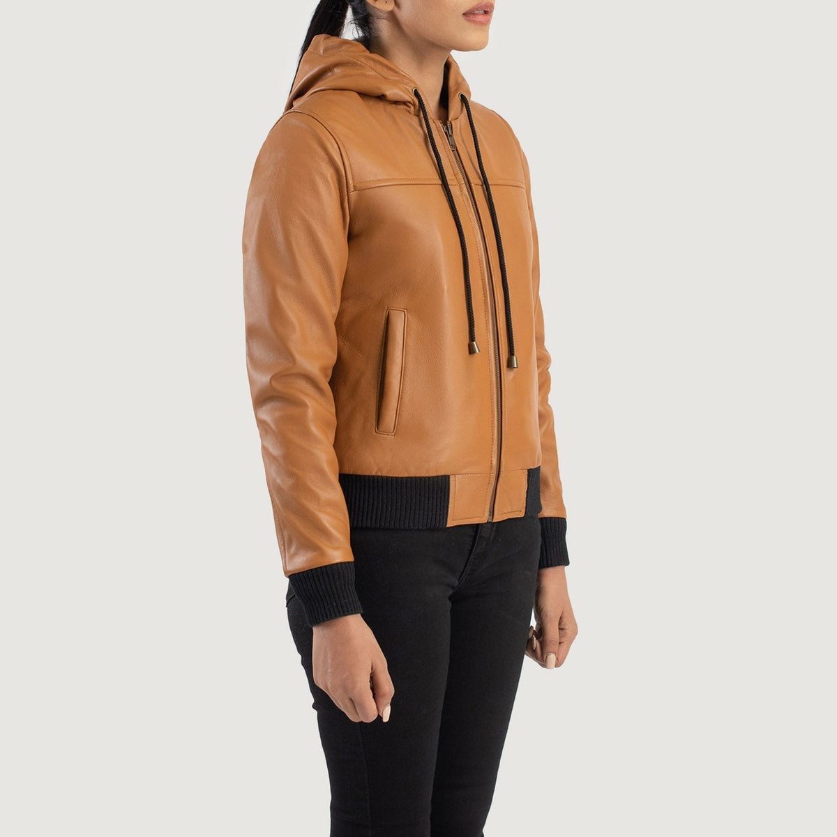
Viselési perspektíva:  Rebella Green Hooded Suede Bomber Jacket modellen természetes nappali fényben