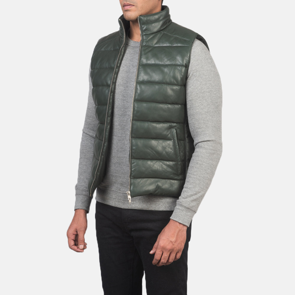 
Green Sheepskin leather Vest - Hátulnézet precíz vállilleszkedéssel és tiszta szegéllyel