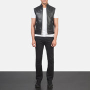 
Roland Fekete Leather Biker Vest Férfi - Oldalnézet az ergonomikus ujjkialakítással