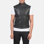 
Közeli részlet of Band & Zipper Hardware on Roland Fekete Leather Biker Vest Férfi