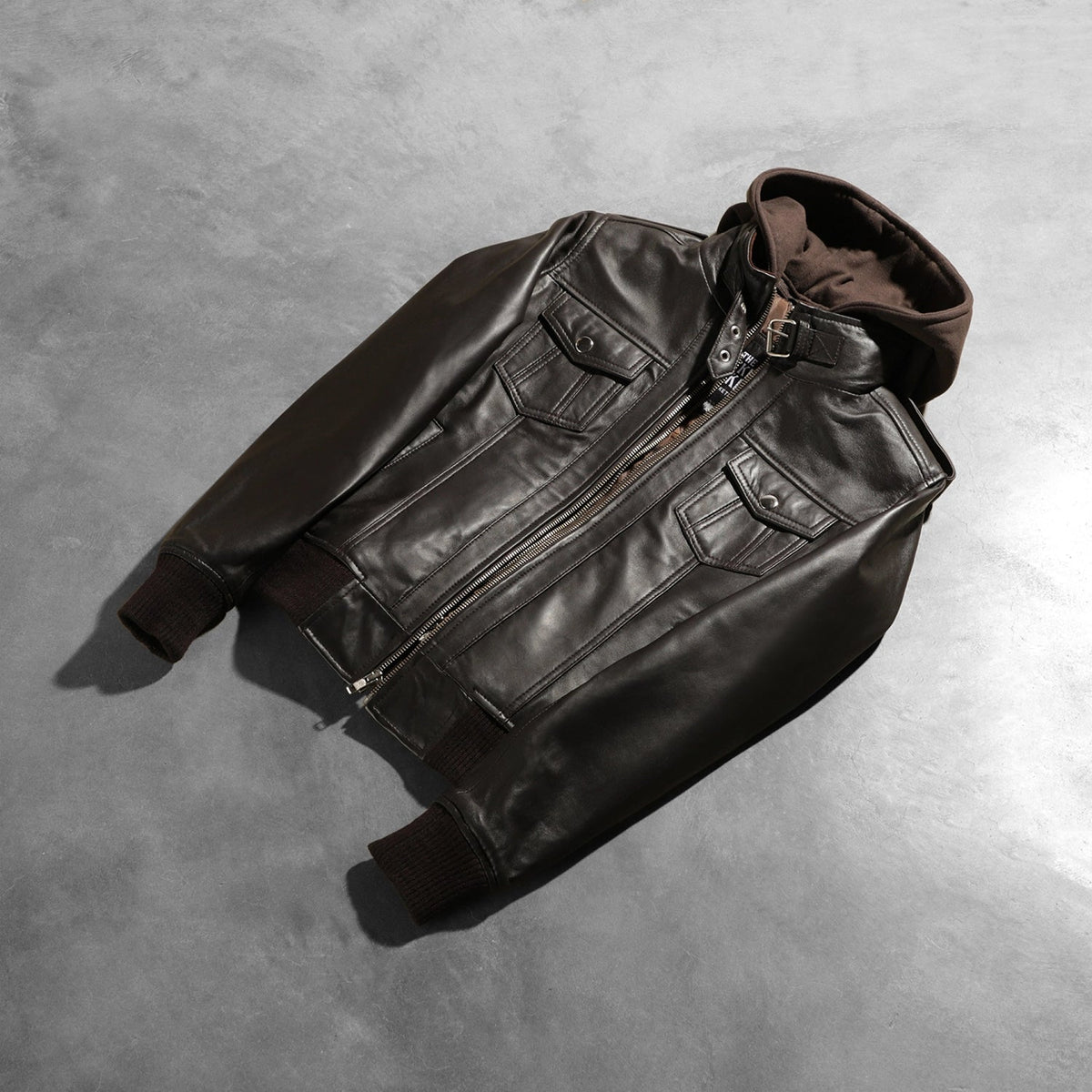 
Viselési perspektíva:  Roslyn Brown Hooded Leather Bomber Jacket modellen természetes nappali fényben
