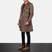 
Mocha Brown Calfskin Leather Trench Coat - Hátulnézet precíz vállilleszkedéssel és tiszta szegéllyel