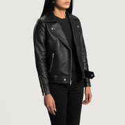 
Viselési perspektíva:  Rumy Maroon Leather Biker Jacket modellen természetes nappali fényben