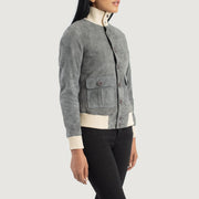 
Viselési perspektíva:  Sasha A1 Black Suede Bomber Jacket modellen természetes nappali fényben