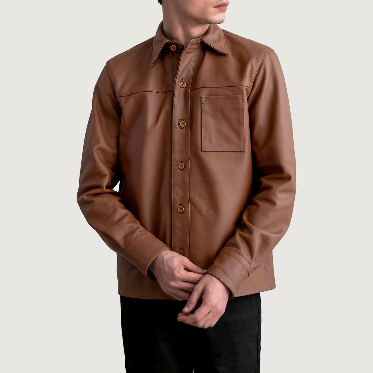 
Scout Matte Barna Leather Shirt Férfi - Oldalnézet az ergonomikus ujjkialakítással