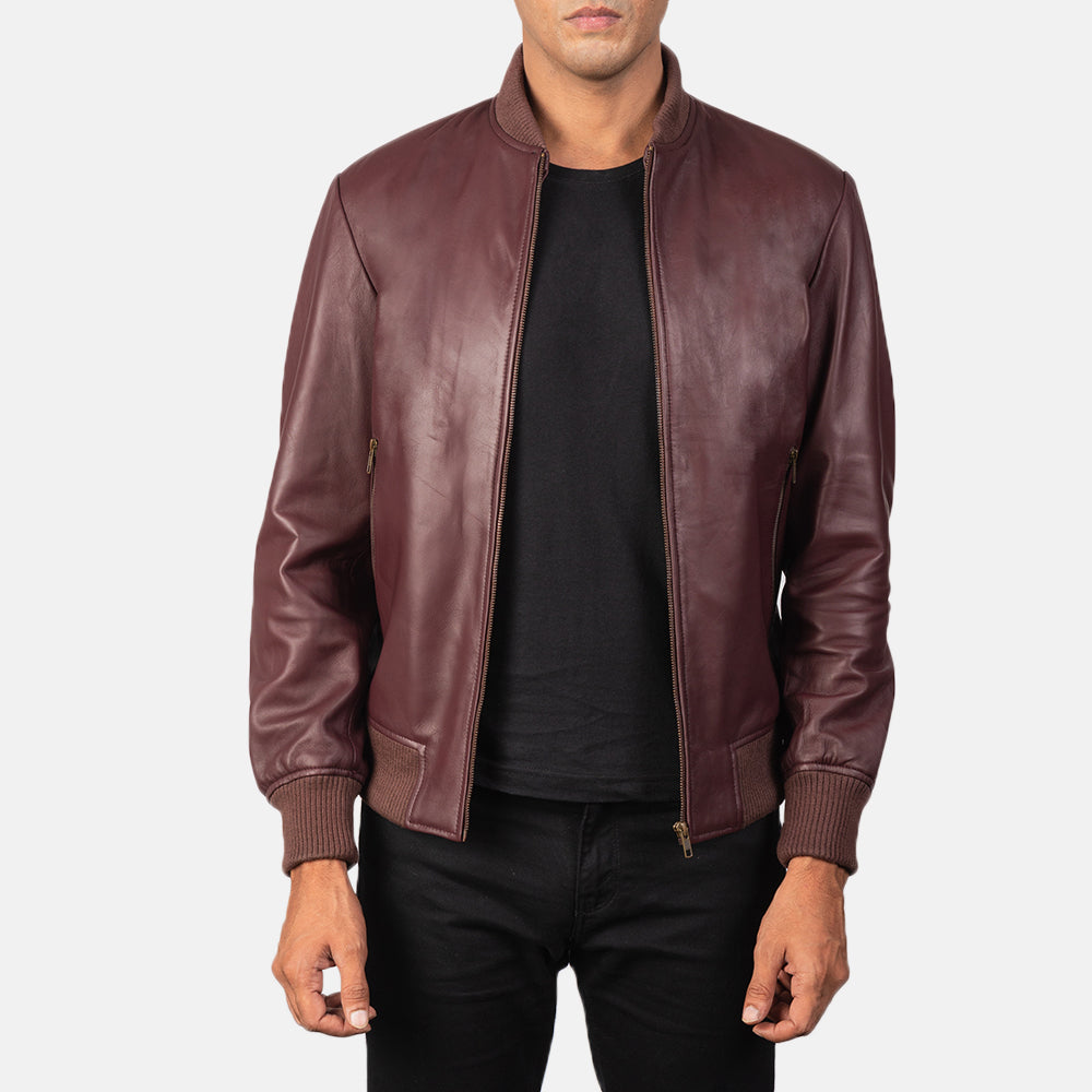
Shane Gesztenyebarna Bőr Bomber Dzseki Férfi in Maroon Sheepskin Leather - Elölnézet & testre szabott sziluett | Online vásárlás