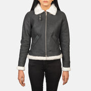 
Viselési perspektíva:  Sherilyn B-3 Distressed Black Leather Bomber Jacket modellen természetes nappali fényben