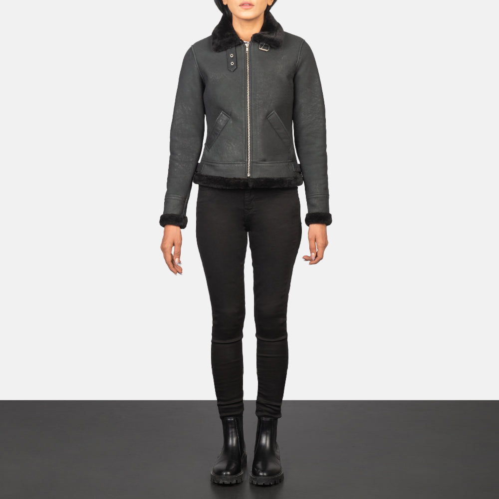 
Sherilyn B-3 Distressed Black Leather Bomber Jacket - Oldalnézet az ergonomikus ujjkialakítással
