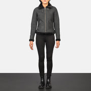 
Sherilyn B-3 Distressed Black Leather Bomber Jacket - Oldalnézet az ergonomikus ujjkialakítással
