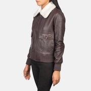 
Maroon Sheepskin Leather Bomber Jacket - Hátulnézet precíz vállilleszkedéssel és tiszta szegéllyel