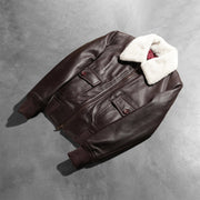 
Viselési perspektíva:  Stella G-1 Maroon Leather Bomber Jacket modellen természetes nappali fényben