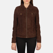 
Viselési perspektíva:  Suzy Brown Suede Trucker Jacket modellen természetes nappali fényben