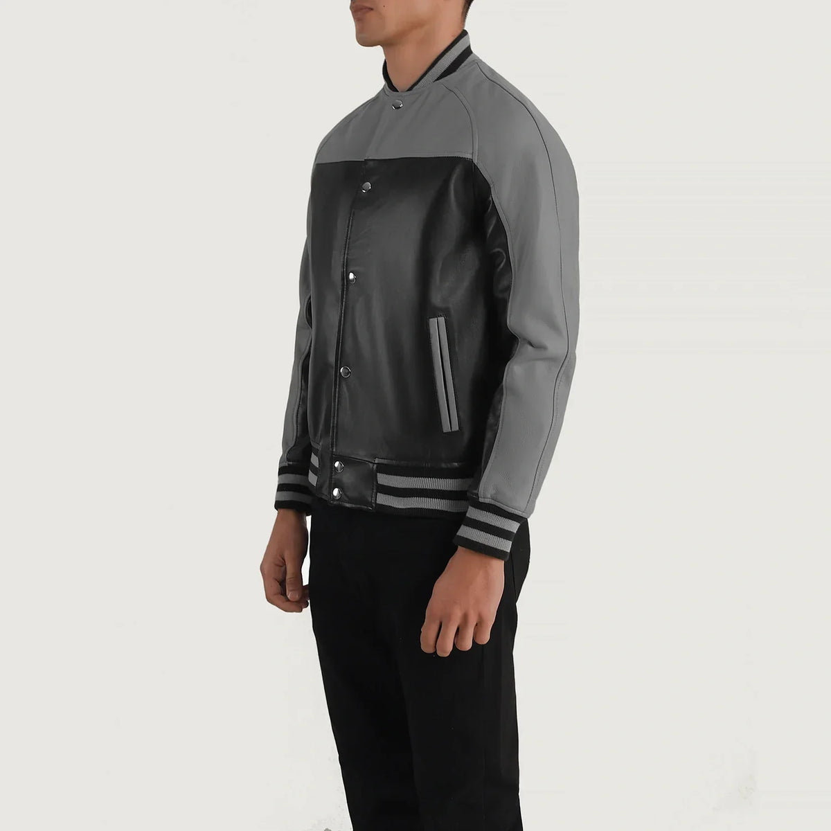 
Black & Red Sheepskin Leather Varsity Jacket - Hátulnézet precíz vállilleszkedéssel és tiszta szegéllyel