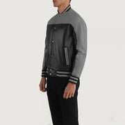 
Black & Red Sheepskin Leather Varsity Jacket - Hátulnézet precíz vállilleszkedéssel és tiszta szegéllyel