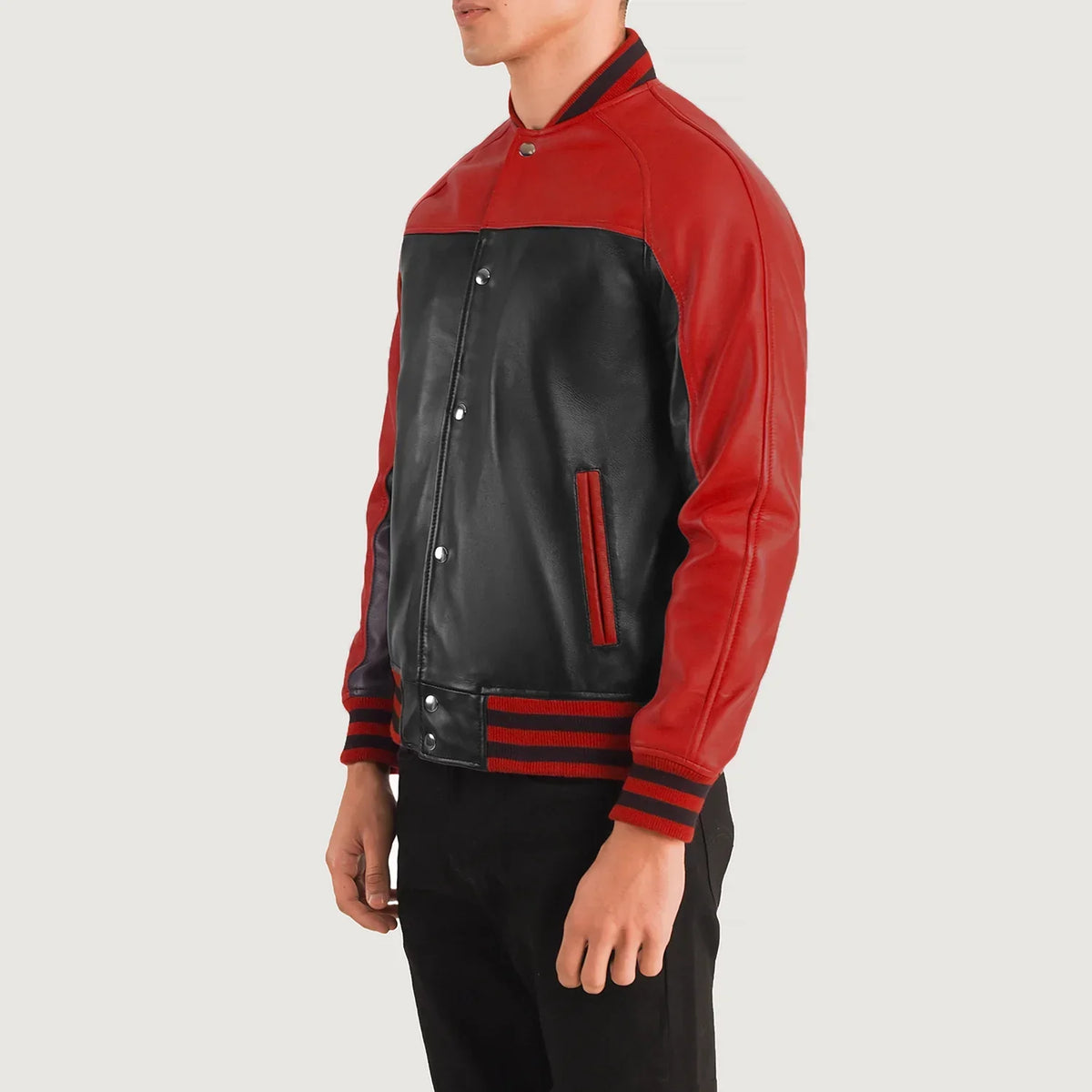 
Viselési perspektíva:  Terrance Black & Red Leather Varsity Jacket modellen természetes nappali fényben