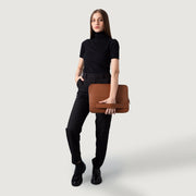 
Brown Full-Grain leather Goods - Hátulnézet precíz vállilleszkedéssel és tiszta szegéllyel