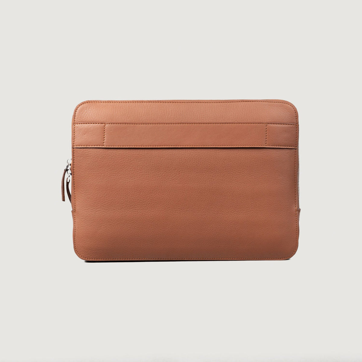 
The Baxter Brown Leather Laptop Sleeve For Men & Women - Oldalnézet az ergonomikus ujjkialakítással