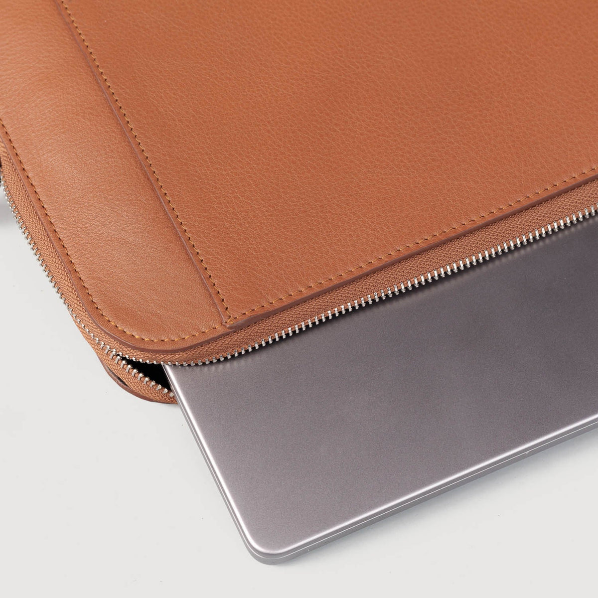 
Közeli részlet of Classic Collar & Heavy-Duty Zipper Hardware on The Baxter Brown Leather Laptop Sleeve For Men & Women