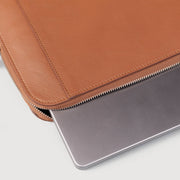 
Közeli részlet of Classic Collar & Heavy-Duty Zipper Hardware on The Baxter Brown Leather Laptop Sleeve For Men & Women