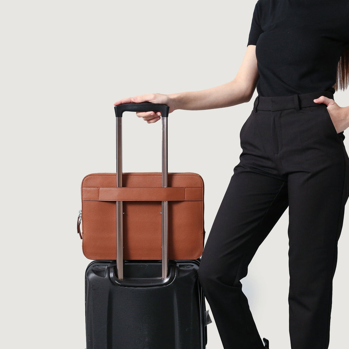 
Viselési perspektíva:  The Baxter Brown Leather Laptop Sleeve For Men & Women modellen természetes nappali fényben