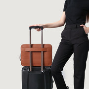 
Viselési perspektíva:  The Baxter Brown Leather Laptop Sleeve For Men & Women modellen természetes nappali fényben