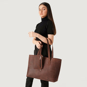 
Distressed Brown Full-Grain leather Bag - Hátulnézet megerősített bőrpántokkal
