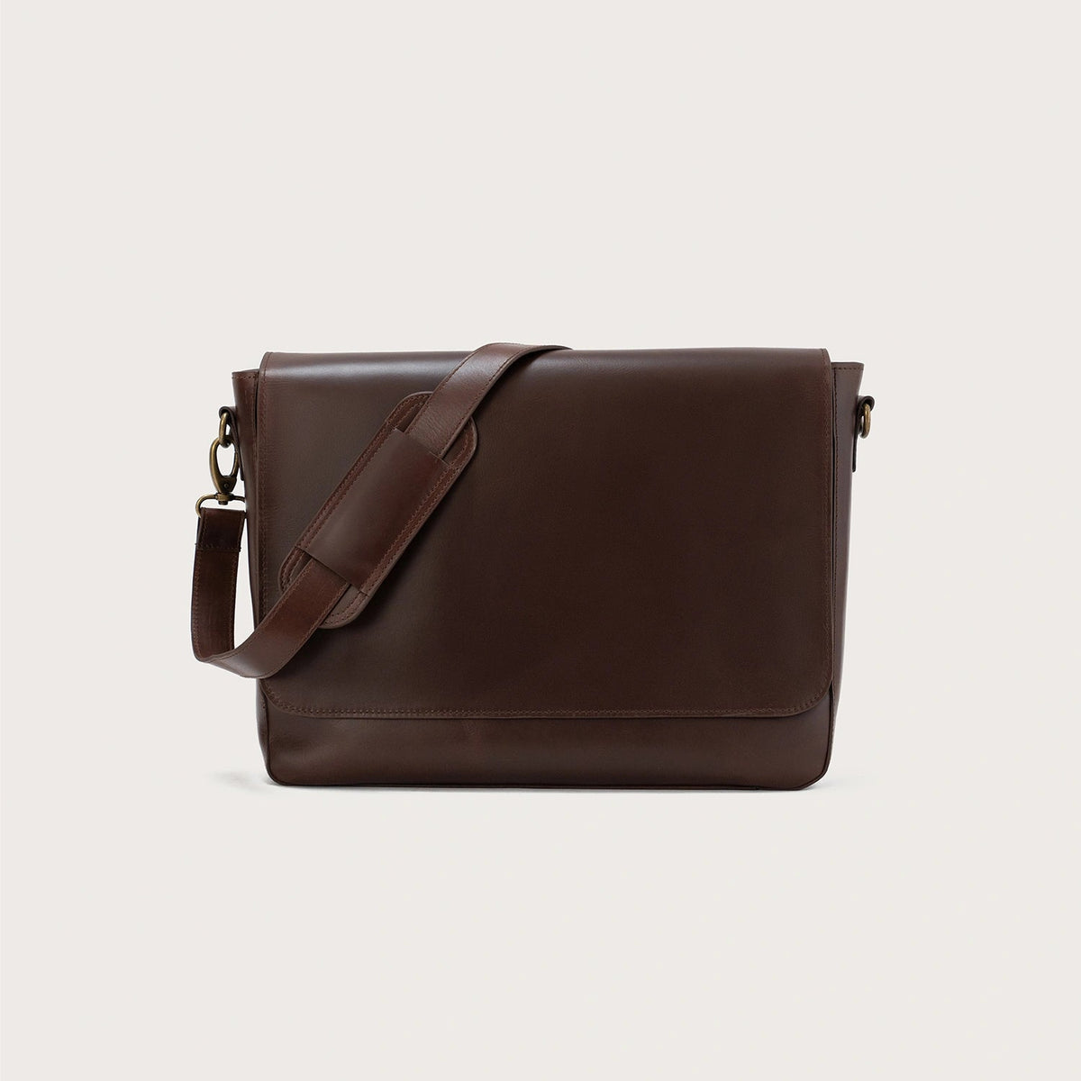 
The Carismatico Vintage Brown Leather Messenger Bag For Men & Women in Vintage Brown Full-Grain Leather - Full Exterior Elölnézet & testre szabott sziluett | Online vásárlás