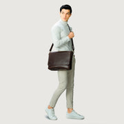 
Vintage Brown Full-Grain Leather Messenger Bag - Hátulnézet megerősített bőrpántokkal
