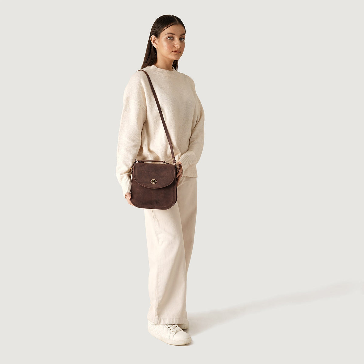 
Distressed Brown Full-Grain leather Bag - Hátulnézet megerősített bőrpántokkal