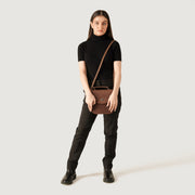 
Tan Full Grain Naturally Milled Cowhide Leather. Leather Bag - Hátulnézet megerősített bőrpántokkal