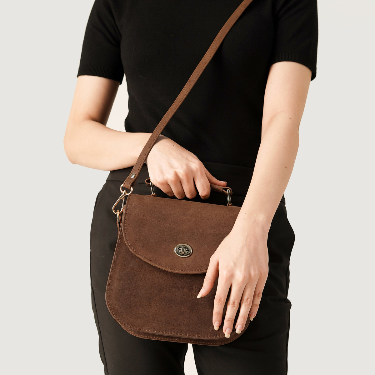 
Solid Antique Brass Hardware & Heavy-Duty Dual Zipper Detail on The Sandra Vintage Világosbarna Leather Saddle Bag For Women