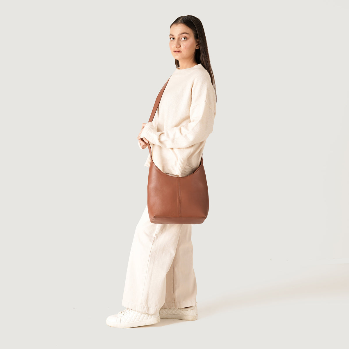 
Brown Full-Grain leather Goods - Hátulnézet precíz vállilleszkedéssel és tiszta szegéllyel