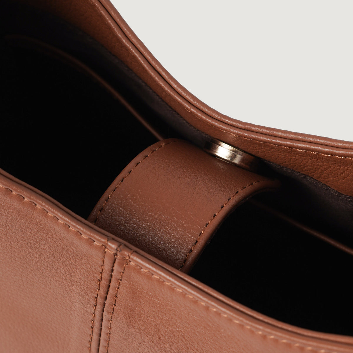 
Viselési perspektíva:  The Stefani Brown Leather Hobo Bag For Women modellen természetes nappali fényben