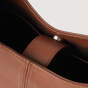 
Viselési perspektíva:  The Stefani Brown Leather Hobo Bag For Women modellen természetes nappali fényben