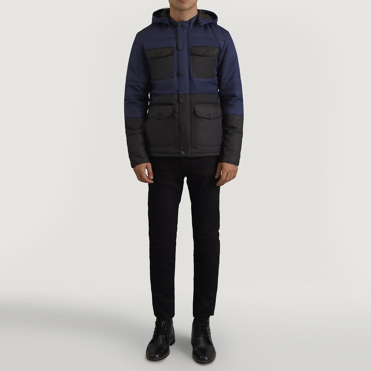 
Wayne Fekete & Kék Hooded Puffer Bőrdzseki Férfi - Oldalnézet az ergonomikus ujjkialakítással