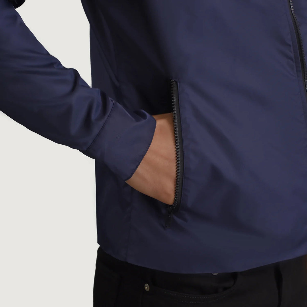 
Belső bélés nézet Showing Quilted Viscose Lining & Két funkcionális belső zseb