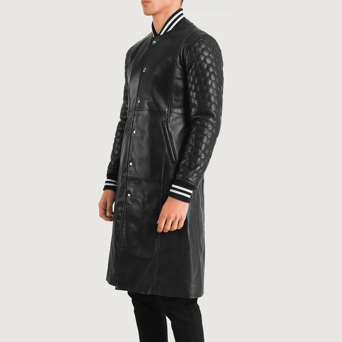 
Black Sheepskin Leather Varsity Jacket - Hátulnézet precíz vállilleszkedéssel és tiszta szegéllyel