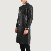 
Black Sheepskin Leather Varsity Jacket - Hátulnézet precíz vállilleszkedéssel és tiszta szegéllyel