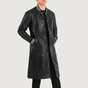 
Wilde Fekete Leather Varsity Bőrkabát Férfi - Oldalnézet az ergonomikus ujjkialakítással