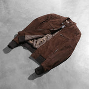 
Viselési perspektíva:  Zenna Mocha Suede Bomber Jacket modellen természetes nappali fényben